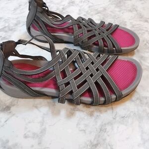 Baretraps SEELA Sandals Open Toe Gray Strappy 8.5 Flat Moulded Comfy Sole